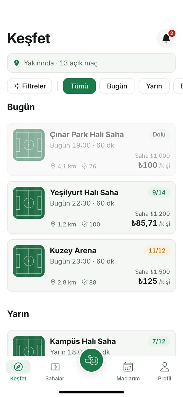 Keşfet ekranı: yakındaki açık maçlar; saha, saat, kadro durumu, uzaklık ve kişi başı ücretle.