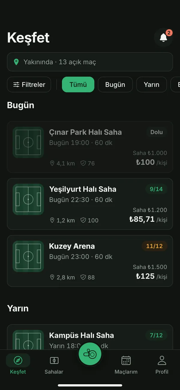 Keşfet ekranı: yakındaki açık maçlar; saha, saat, kadro durumu, uzaklık ve kişi başı ücretle.