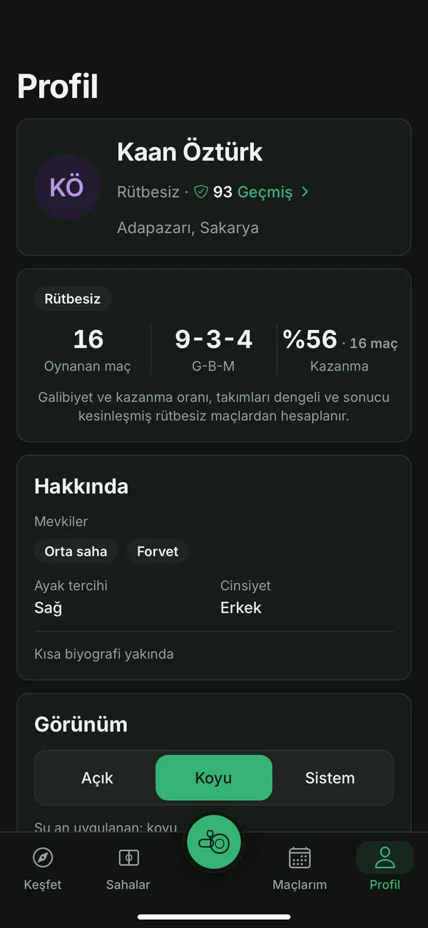 Profil ekranı: ad, şehir, 93 güvenilirlik puanı, rütbesiz maç istatistikleri, mevkiler ve ayak tercihi.