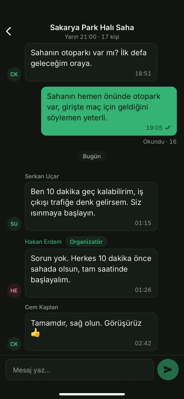 Maç sohbeti ekranı: oyuncuların otopark ve maç saati hakkındaki mesajları.